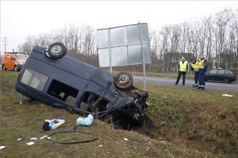 Felborult-kisbusz(210x140)(1).jpg (monor, buszbaleset, )