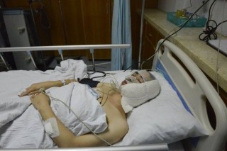 Megszúrt férfi kórházban (kína, kórházi ágy, sebesült, )