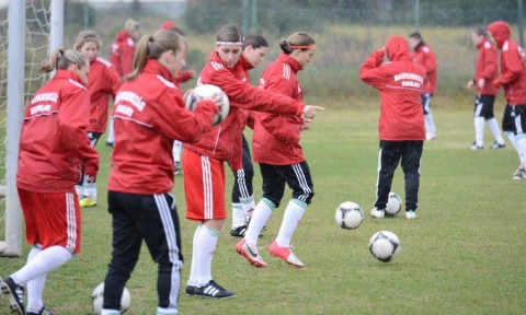 Női labdarúgó válogatott (női labdarúgó válogatott, )