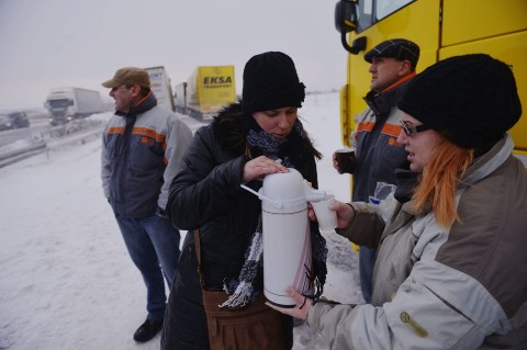 Onkentesek-forro-italt-osztanak-az-M1-esen(210x140)(1).jpg (hóhelyzet, M1)