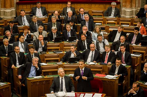Orban-Viktor-Fidesz-frakcio-parlament(2)(210x140)(1).jpg (parlament)