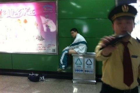 Szemetesbe-szaras(960x640).jpg (szemetes, metró, kína, kaki, )