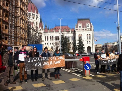 Tüntetők a Parlamentnél (tüntetés, alkotmánymódosítás, )