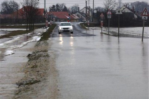 arviz-elontott-ut(210x140)(1).jpg (árvíz, )