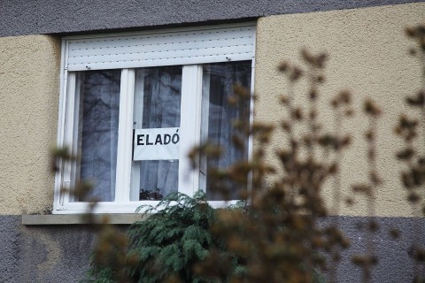 eladó (eladó, )