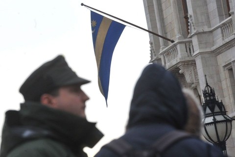 szekely-zaszlo-a-Parlamenten(430x286)(1).jpg (székely, székely zászló, )