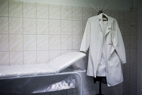 Csokkeno-berek-elvandorlo-orvosok(1)(210x140)(2).jpg (egészségügy, )