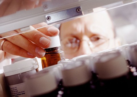 Gyógyszertár (gyógyszer, hatóanyag, orvosság, patika, patikus, gyógyszerész, gyógyszertár, )