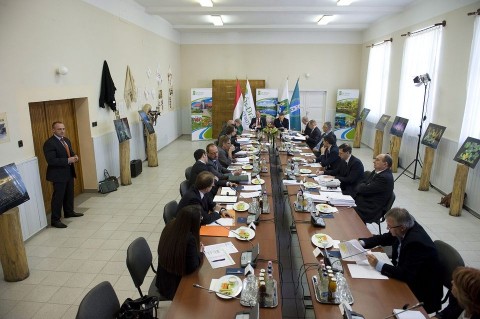 Kihelyezett kormányülés (kormányülés, )