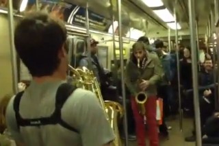 Szaxi csata a New York-i metrón (szaxofon, metró, new york, )