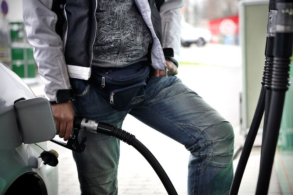 Tankolás benzinkút (Benzin, Tankolás, Üzemanyag)