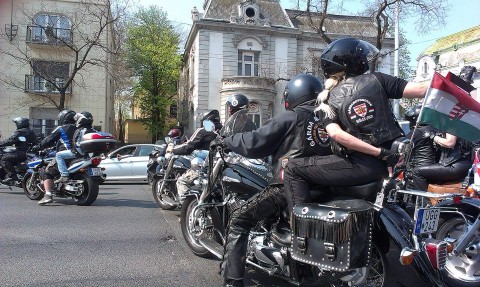 Tüntető motorosok (motorosok, )