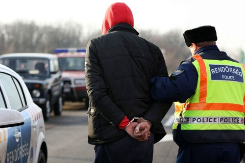 bilincsbe verve (bilincs, rab, rendőr, előzetes, letartóztatás, )