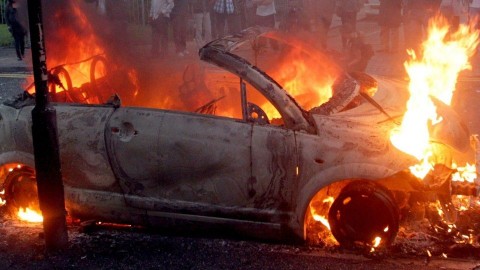 égő autó (lángoló autó)