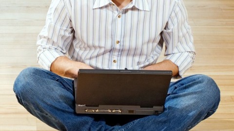 internetes zaklató (laptop, internet, )