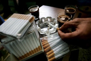 kávé és cigaretta (kávé, cigaretta, trafiktörvény)