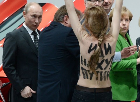 putyin femen aktivistával (putyin, feme)