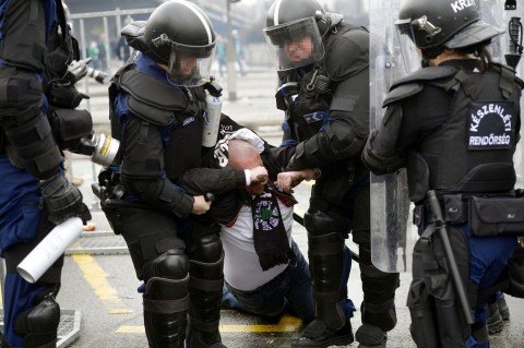 rendorok(210x140)(1).jpg (rendőrök)