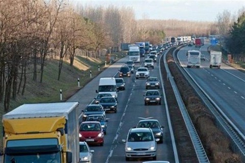 torlodas-az-m5-os-autopalyan-a-fovaros-fele(1)(960x640).jpg (m5-ös, baleset miatt torlódás az m0-ás előtt)