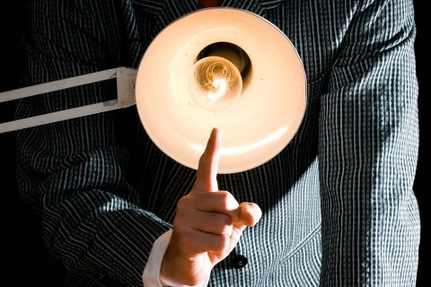 vallatás (vallatás)