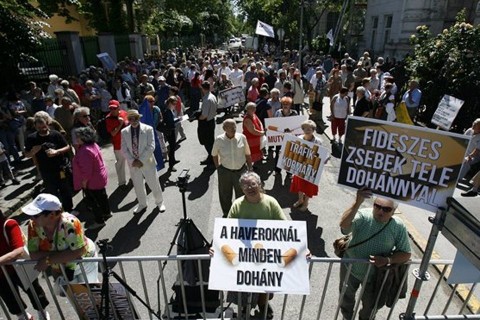 Demonstráció a Fidesz-székház előtt  (trafiktörvény, demonstráció, )