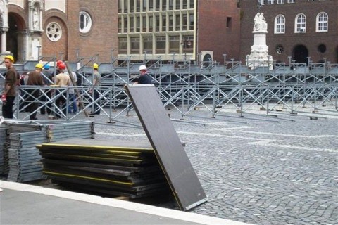 Epul-a-nezoter-a-Dom-teren(960x640).jpg (Épül a nézőtér a Dóm téren)