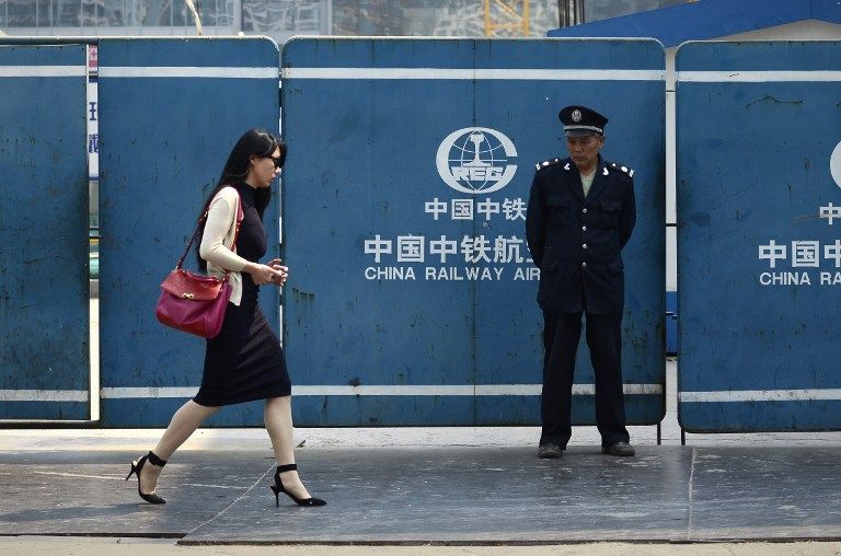 Kínai nő (kína, nő, biztonsági őr, utca, )