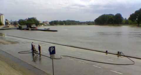 Mossák a szegedi rakpartot (Mossák a szegedi rakpartot)