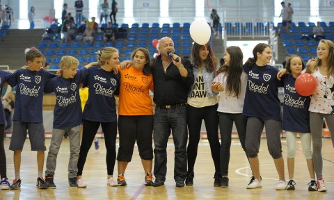 Stone énekelni tanítja az iskolásokat (szeged, rókus iskola, diadal, stone)