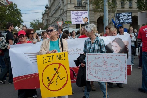 családon belüli erőszak (családon belüli erőszak, nők lázadása, tüntetés)