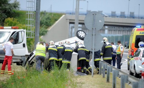 felborult vöröskeresztes autó (vöröskereszt, baleset, )