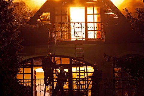 kigyulladt ház (kigyulladt ház, tűzoltók, viharkár, )