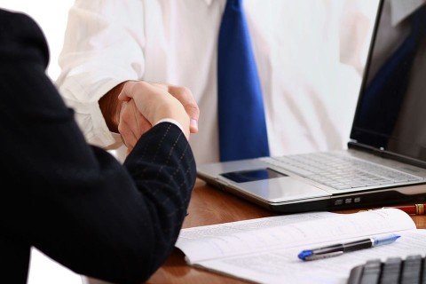 szerzodes-kotes(210x140)(1).jpg (szerződés kötés, partnerek, üzletközés)