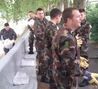 A Bocskai-dandár katonái is segítenek az árvízi védekezésben (A Bocskai-dandár katonái is segítenek az árvízi védekezésben)