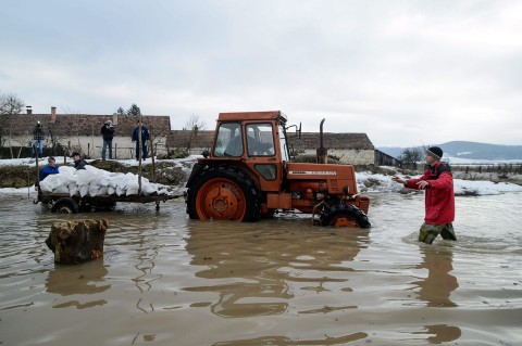 Arviz-Ipolytarnocon(1)(960x640)(2).jpg (árvíz, traktor, traktor vízben )