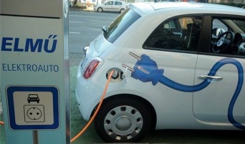 Elektromos-auto-tolto(1)(960x640)(1).jpg (elektromos autó, töltő, )