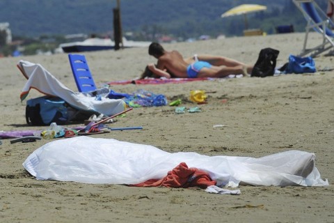 Hulla a strandon (holttest, strand, olaszország, )