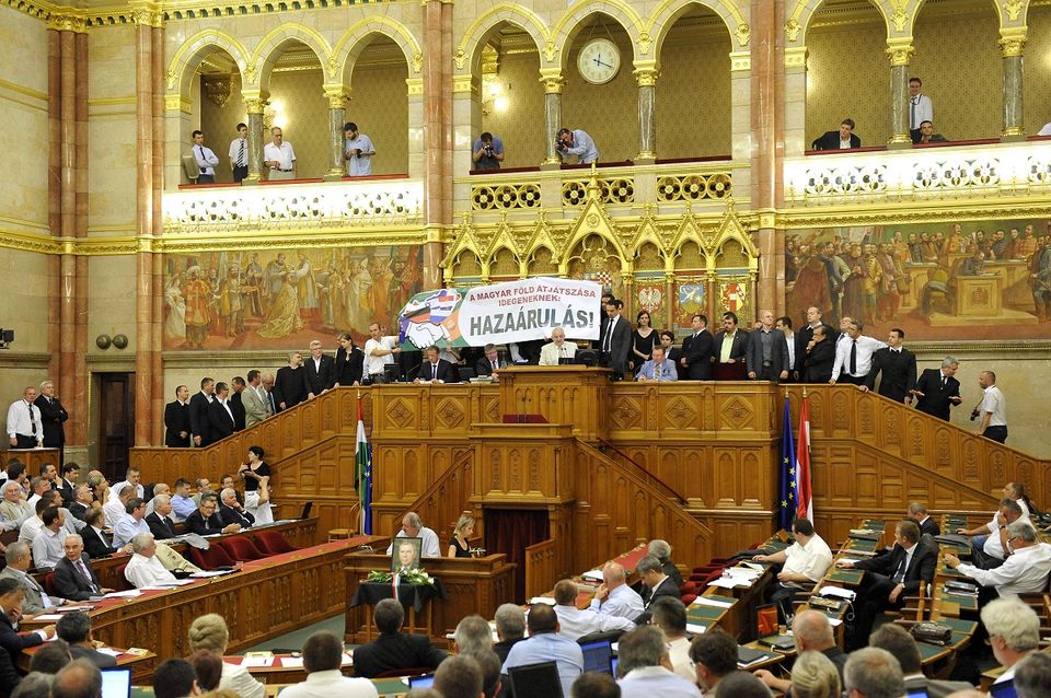 Jobbikos tüntetés parlament (jobbik)