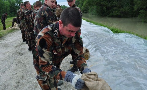 Katonák a gáton (katona, árvíz, hódmezeővásárhely, debrecen, védekezés, )