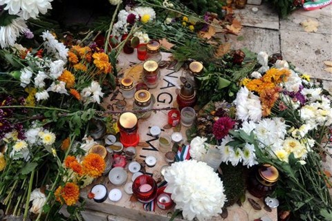 Mecsesek-es-viragok-Nagy-Imre-nehai-miniszterelnok-sirjanal(210x140)(1).jpg (november 4, nagy imre, új köztemető)