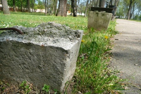 Torott-pad(960x640).jpg (pad, hódmezeővásárhely, törött pad, városellátó)