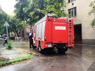 Tűzoltók mentenek Szegeden a vihar után (Tűzoltók mentenek Szegeden a vihar után)