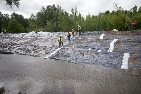 arviz-Gyorujfalu-2013(210x140)(1).jpg (árvíz 2013, győrújfalu, homokzsák, gát, )