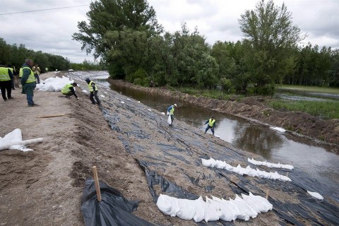 arviz-Gyorujfalu-2013(960x640).jpg (árívz, árvizi védekezés, homokzsák )