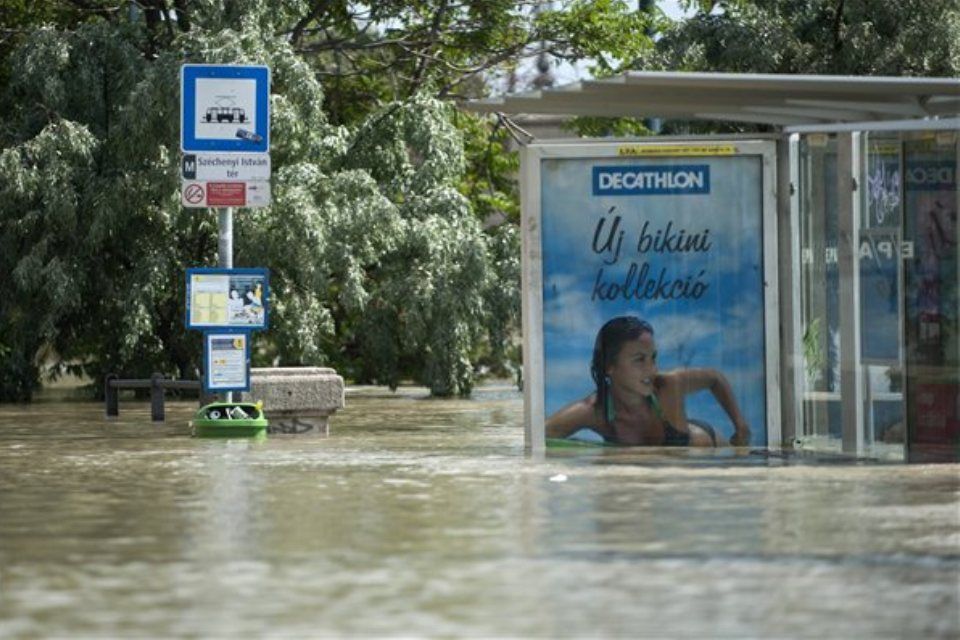 árvíz, elöntött buszmegálló, budapest (árvíz, )