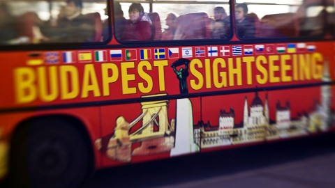 budapest sightseeing (budapest, turizmus, túrista busz)