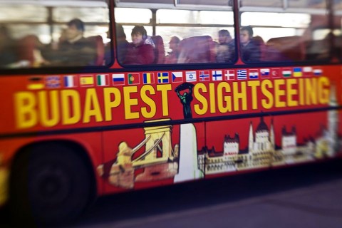 budapest sightseeing (budapest, turizmus, túrista busz)