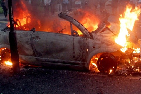 égő autó (lángoló autó)