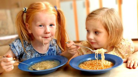 gyermeketkeztetes(210x140)(3).jpg (gyerekek, esznek)