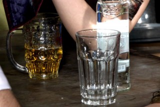 lakohol (vodka, sör, )